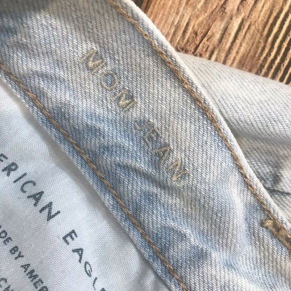 American Eagle Womens Size 6 Light Wash Distressed Ripped Raw Hem Mom Jean - Picture 6 of 7